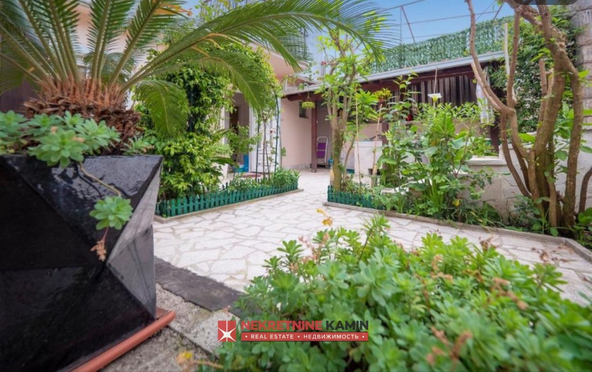 Jednosoban stan sa prostranim dvorištem, Budva 